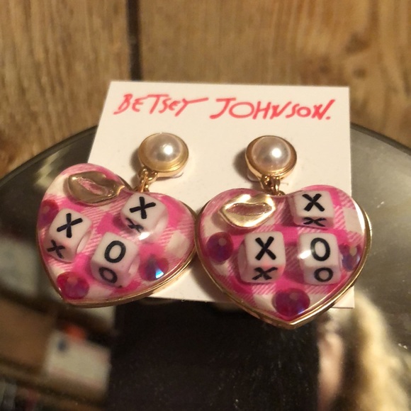 NWT Betsey Johnson Heart Shaped Faux Pearl Lips tic tac toe Valentine Earrings! - Picture 6 of 7